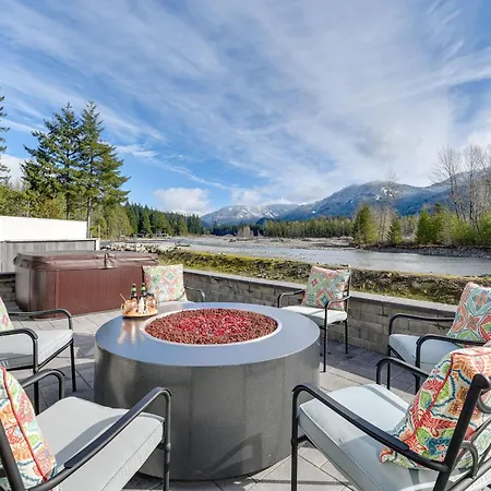 Riverfront Home With Deck, Near Mount Rainier!